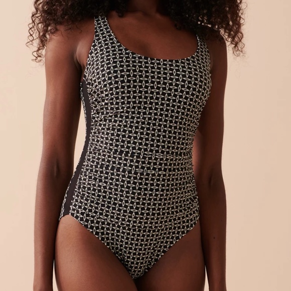 ✨NWOT✨- NEW Black & white Mesh Inserts One-piece Swimsuit - La Vie en Rose - Picture 1 of 7